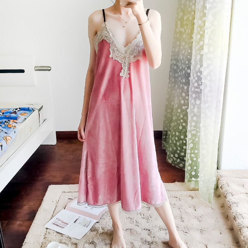 En rosa lång klänning