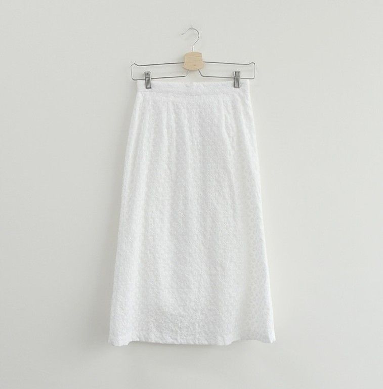 Białe spódnice.