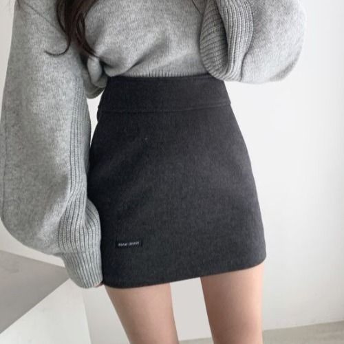 灰色のスカートS.