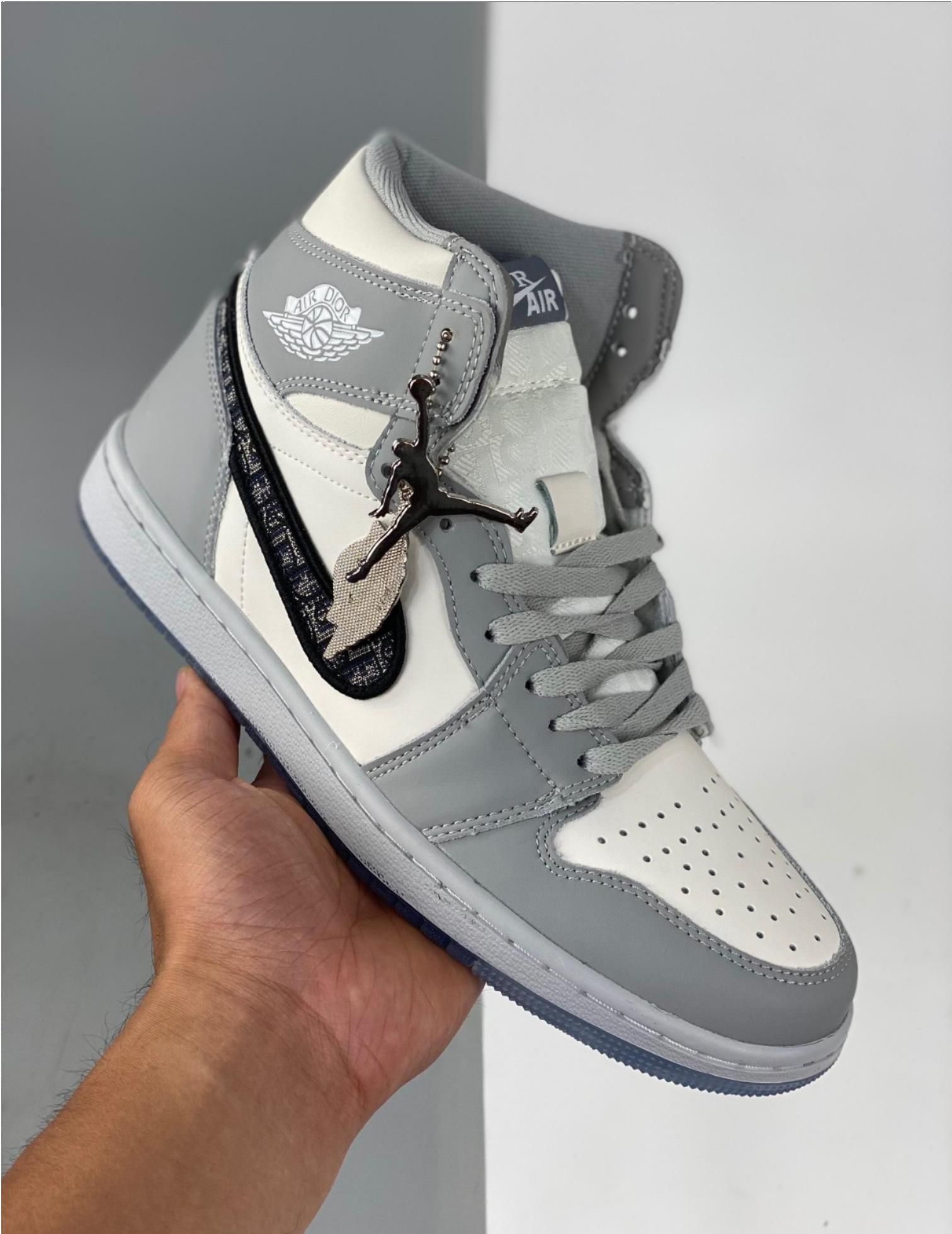 Acquistare Nike Air Jordan 1 Mens Womens Scarpe Da Basket 1s University  Blue Silver Royal Toe Black Metallic Gold Mid Smoke Grigio Grigio UNC  Brevetto Da Uomo Donne Sneakers Scarpe Da Ginnastica
