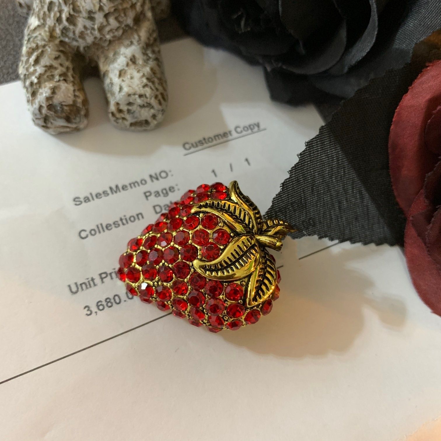 Broche vermelho