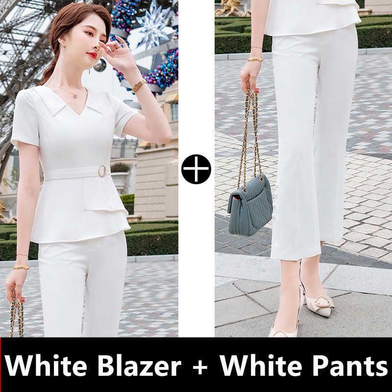 Casaco branco e calças