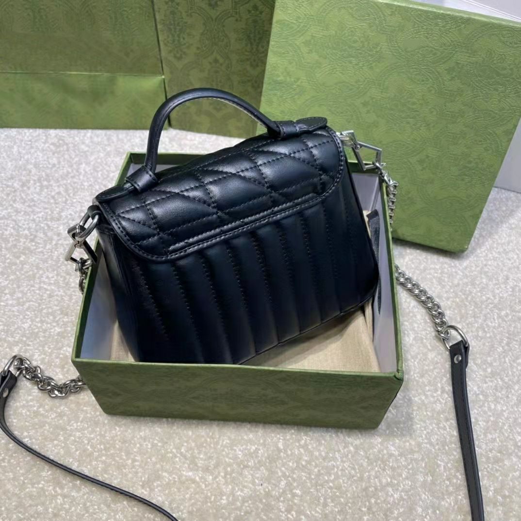 svart handväska