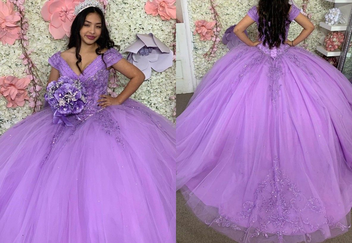 Compra Romántico Lavanda En V Cuello 2022 Quinceañera Vestidos Fuera Del  Bola De La Bola Con Mangas Rhinestones De Cristal Lace Sweet 15 16 Charra  PROM Noche Formal Vestido Barato | Entrega