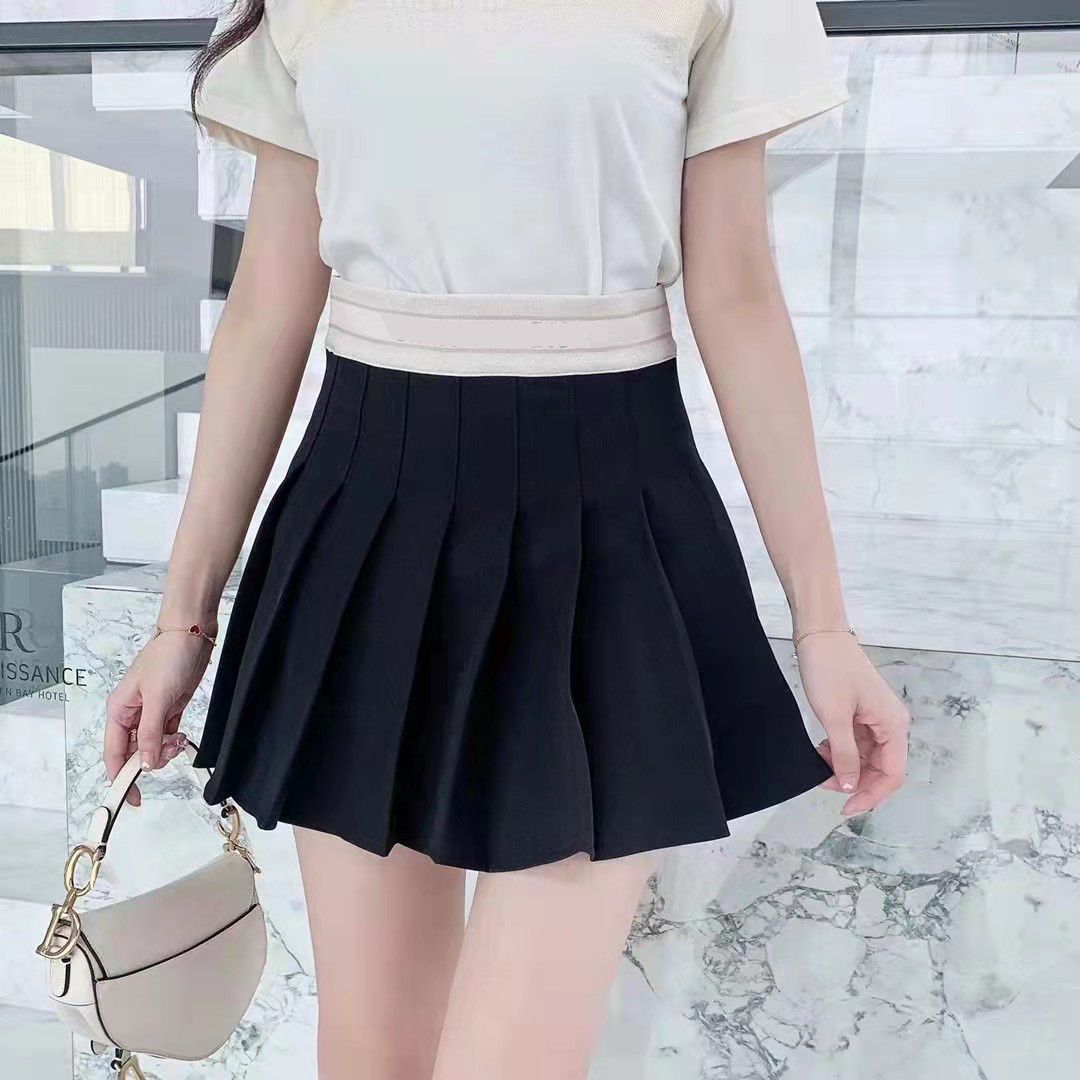 Las faldas las sobre los pantalones de la rodilla visten con las letras