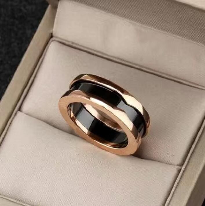Un solo anillo de oro rosa de cerámica negra