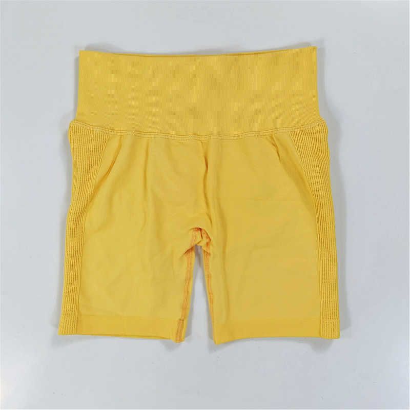 Shorts amarelos