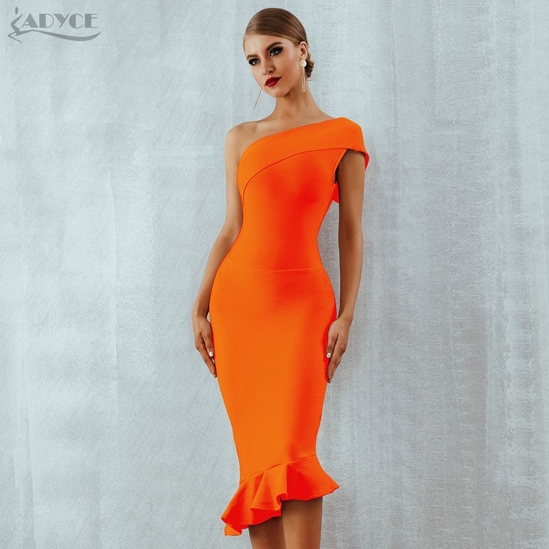 オレンジ色の包帯ドレス