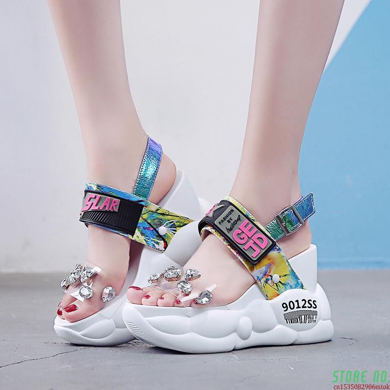 Saldos Online De Sandálias 2021 Verão Mulheres Sandálias Moda Transparente  Diamante Cunha Sandália Strass Alto Saltos De Plataforma Robusta Sapatos  Mulher 665203255 | DHgate.Com