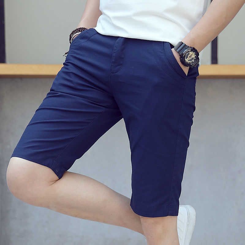 Homens de shorts azul escuro