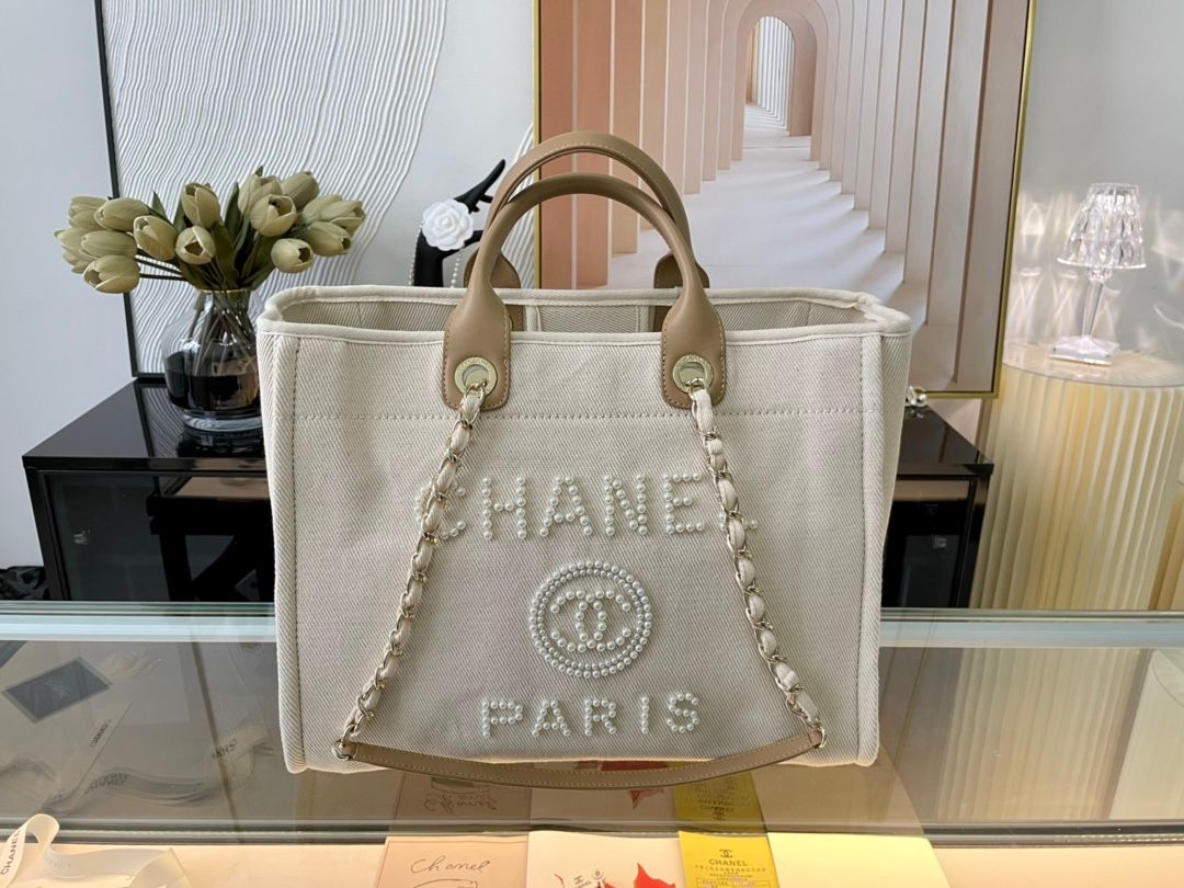 chanel white bolsa with gold hardware