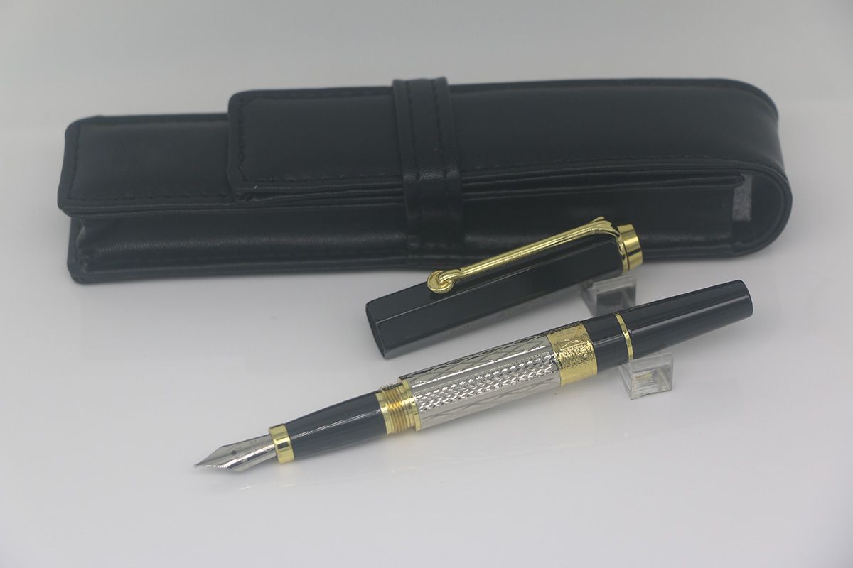 Pic.8 (القلم والحقيبة)