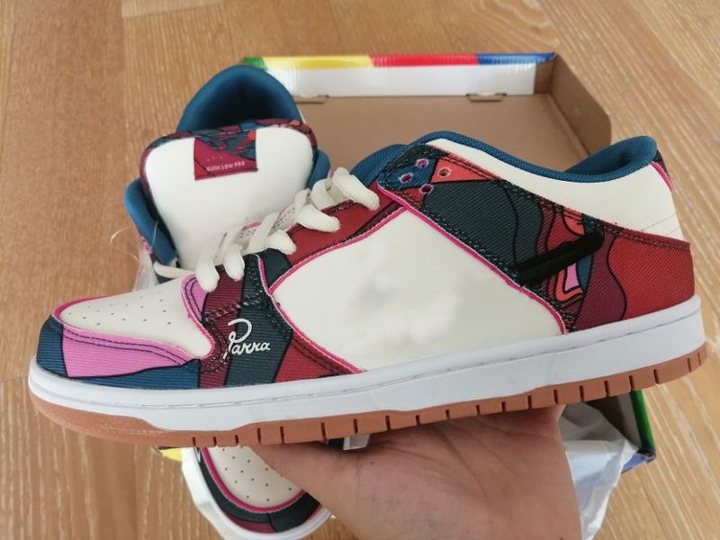 Acheter Pas Cher 2021 Authentic Parra Dunk SB Femme Low Femme Hommes  Chaussures Athletic Fire Rose Gym Rouge Moka Blanc Blanc Bleu Royal Blue  Skate Sports Sports Sports DH7695 600 Du 50,26 € | Fr.Dhgate