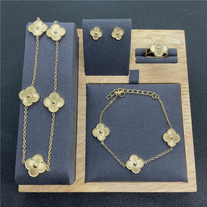 1 Jewelry set-gold