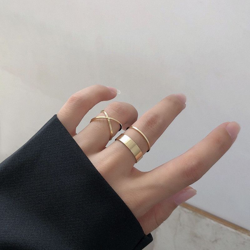 4pcs / set de anillos de oro delicados para mujeres anillos banda simple de
