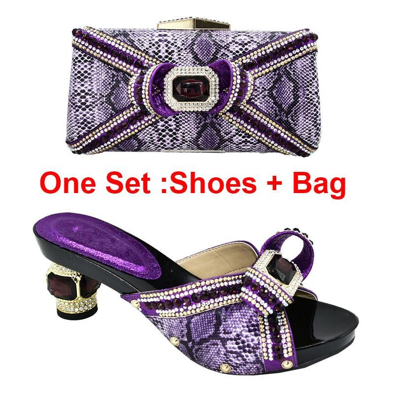 Chaussures violettes et sac