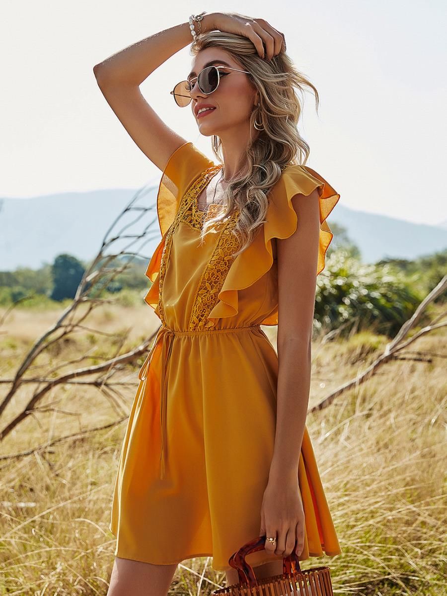 Mujer bastante alta en vestido amarillo corto aislado en blanco - foto de  stock | Crushpixel