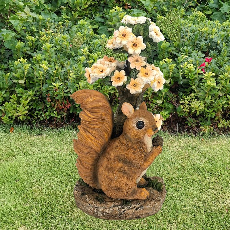 Solar eekhoorn en bloem