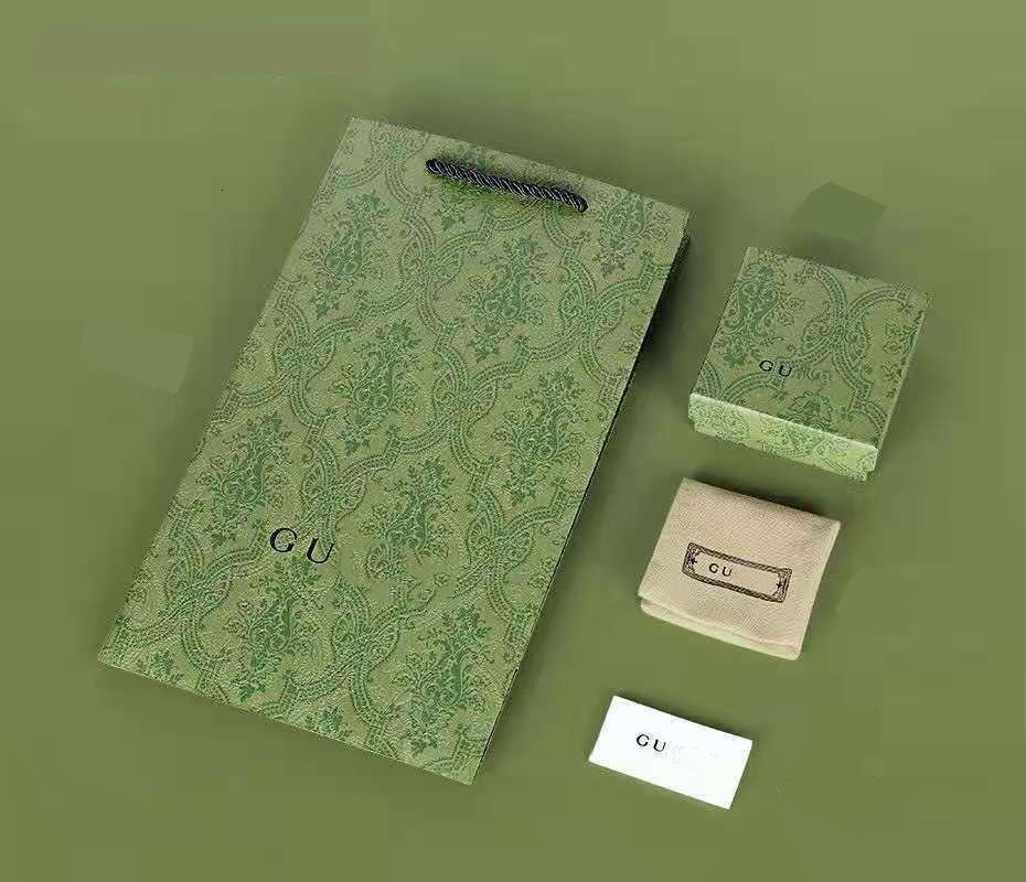 en uppsättning grön förpackning