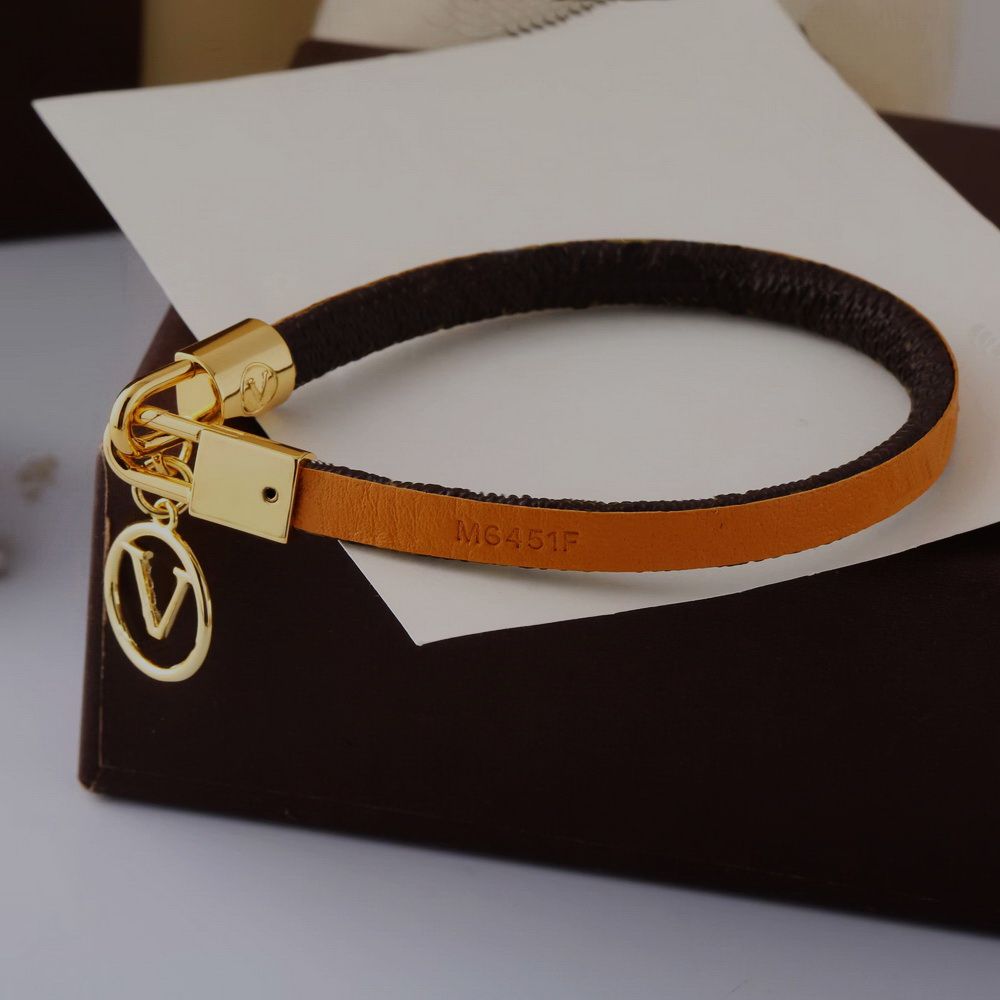 Europe America Fashion Lady Women Print Flower V Letter Design Leather  Bracelet Bangle With Hollow Out Diamond Pendant M6567F251R From Aydqo,  $24.06