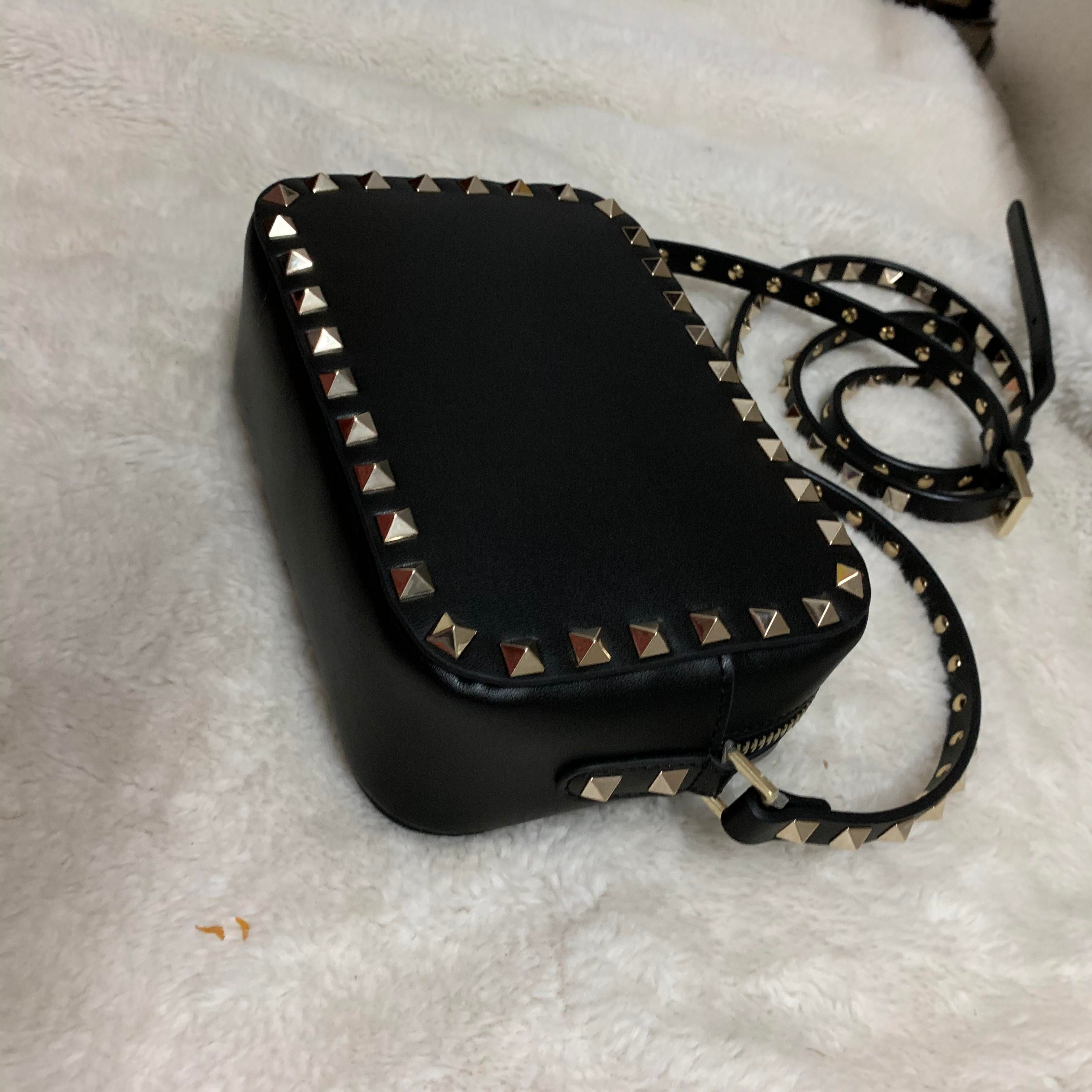black stud cross body bolsa