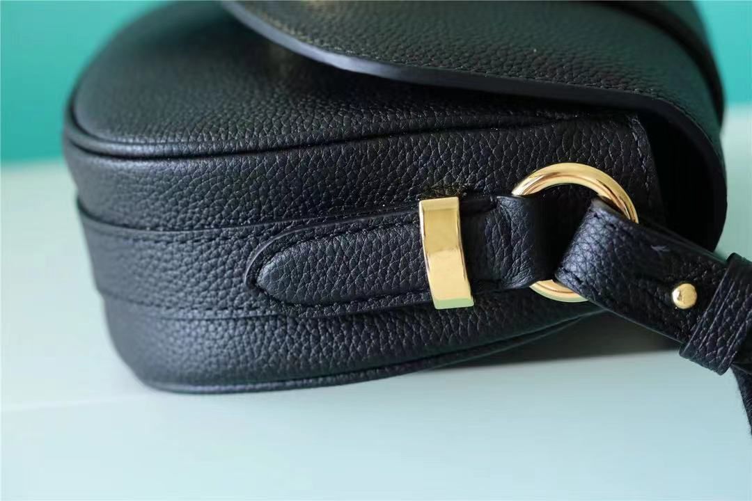 M58728 Louis Vuitton LV Circle LV Pont 9 Soft PM Handbag