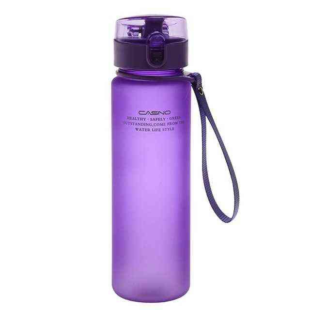 Фиолетовая бутылка воды
