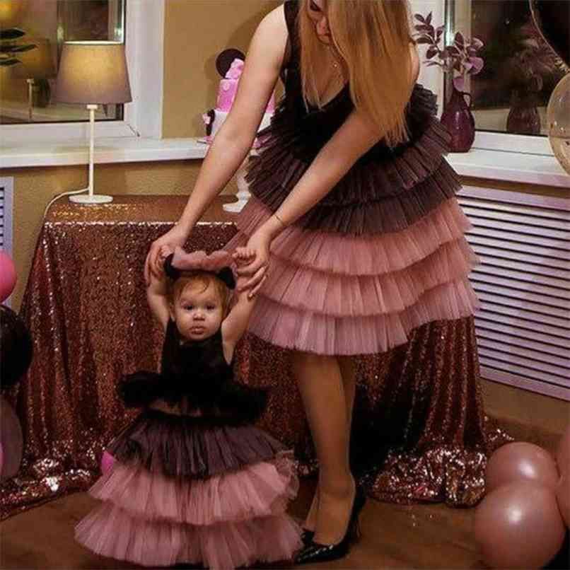 Schöne Tüll Kleid Mutter und Tochter Sets 2 Stück Tiered Rüschen Süße 2 Farben Mama ME Party Custom Made Gown 210527