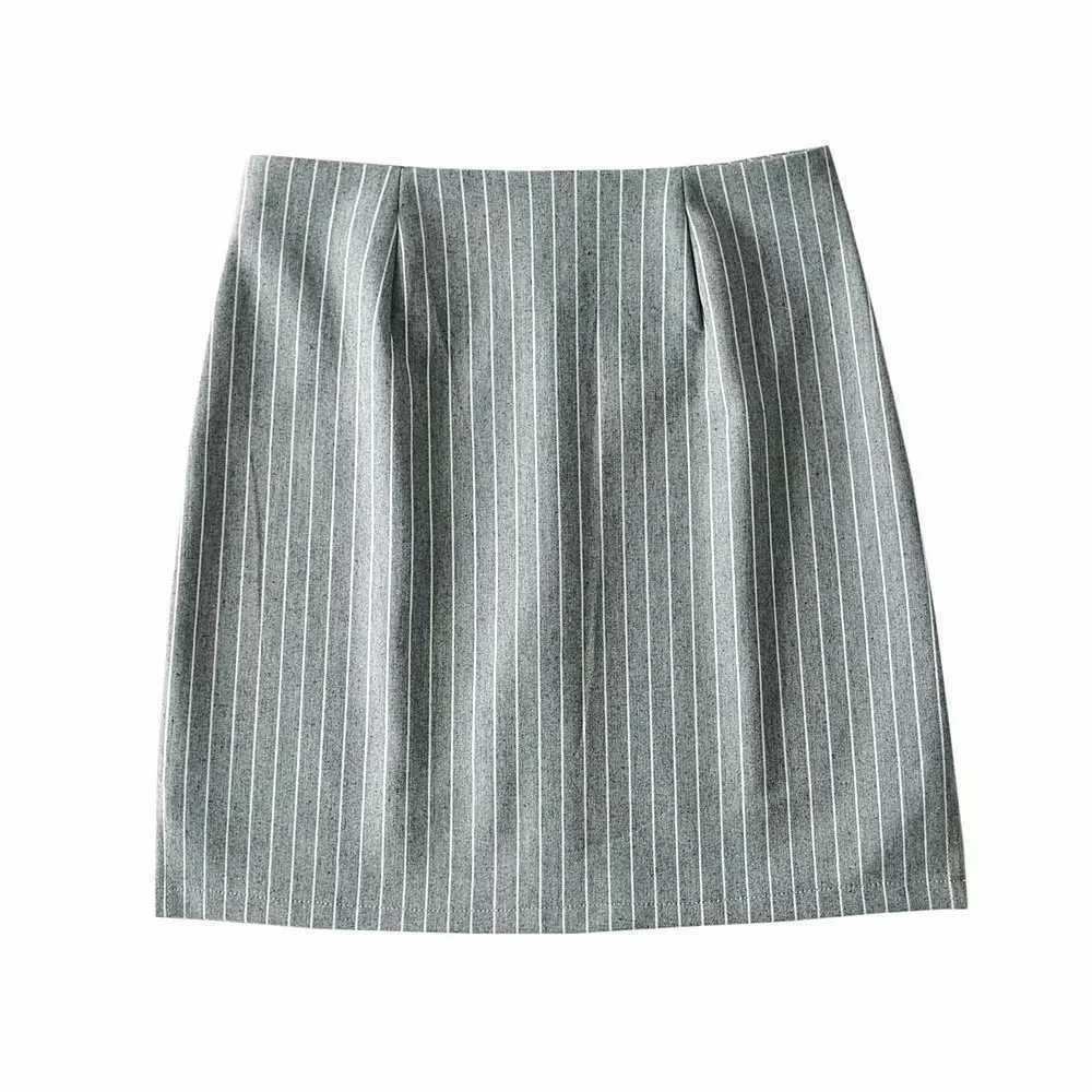 灰色のスカート
