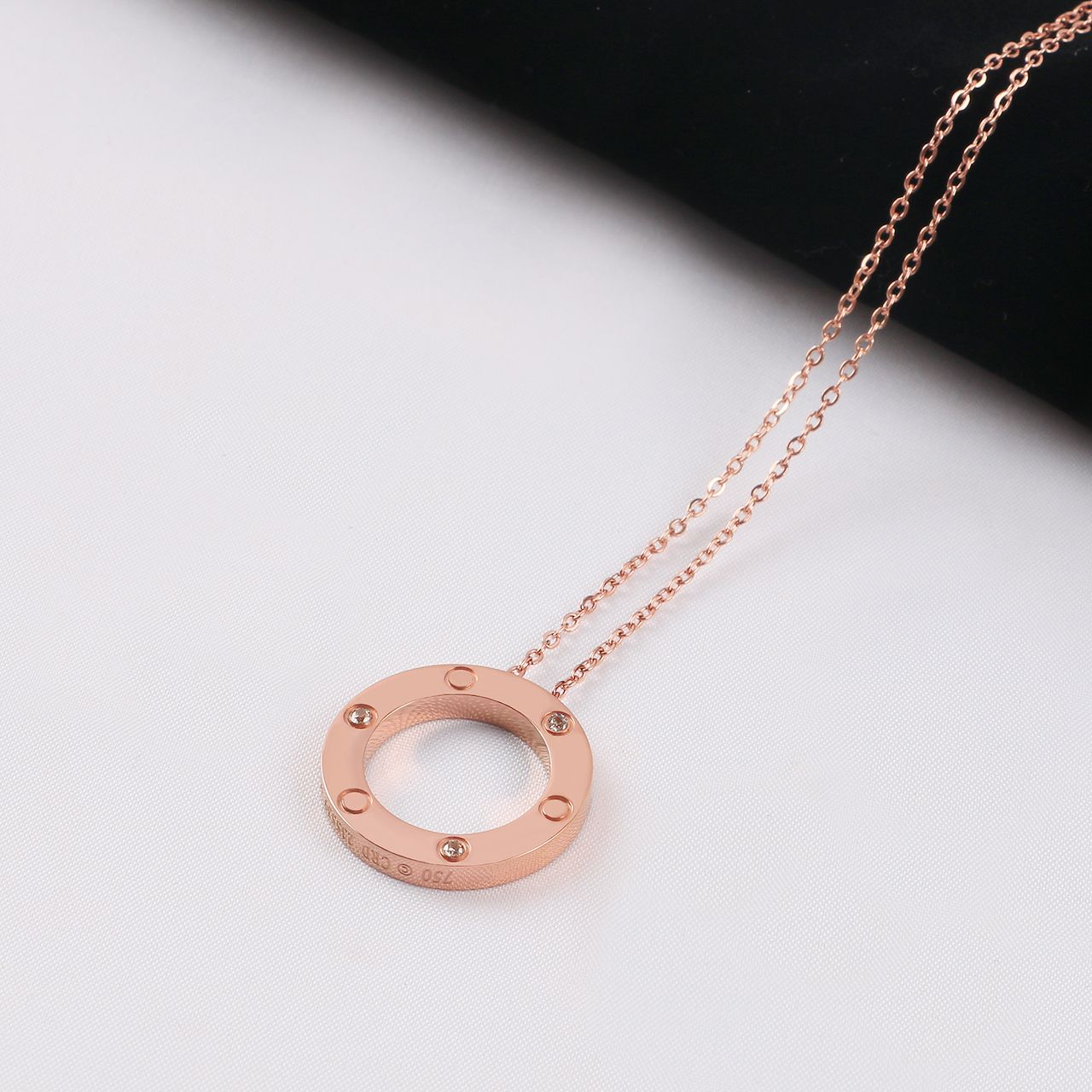 Collier en or rose 3 diamants