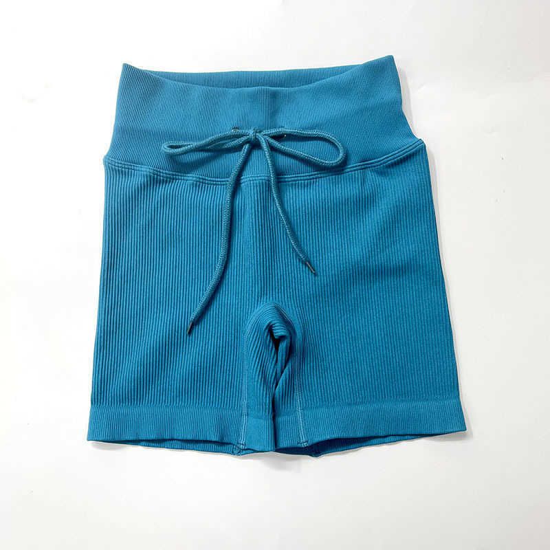 B blauwe shorts