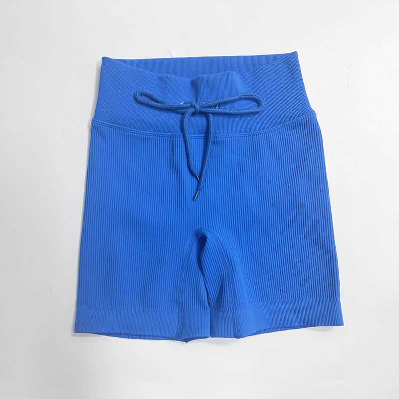 een blauwe korte broek