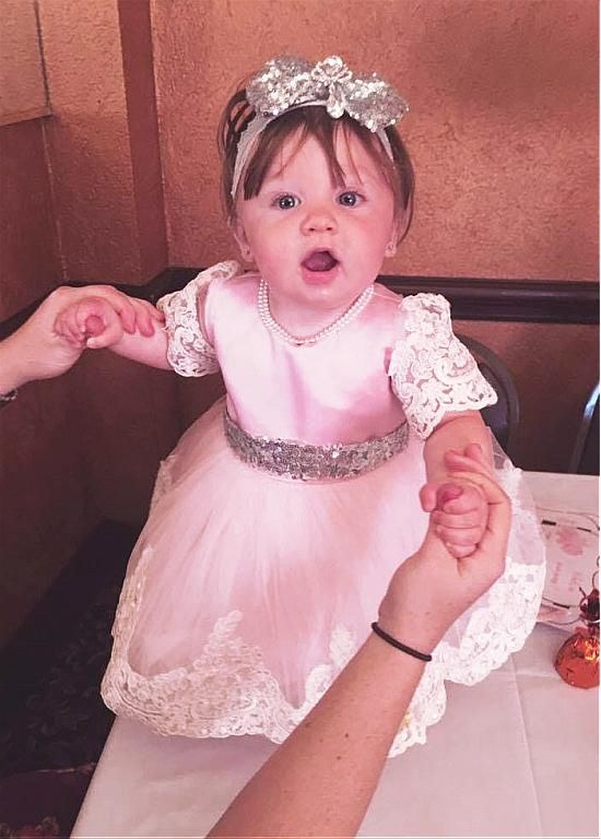 Cute 2019 Short Flower Girls Dresses White Appliques Back Cover