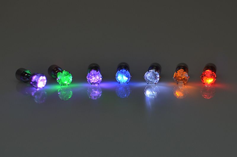 серьги светящиеся в темноте. светящиеся серьги handmade. светящиеся сережки. флуоресцентные серьги. светящиеся сережки гвоздики.