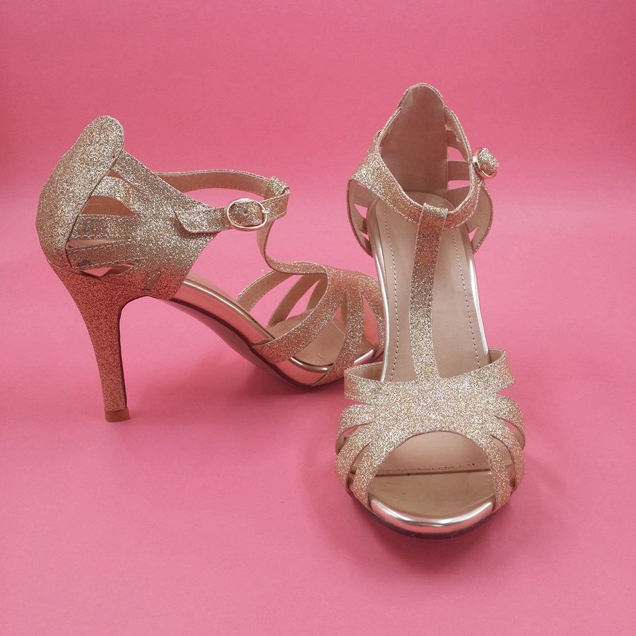 sapato dourado com glitter