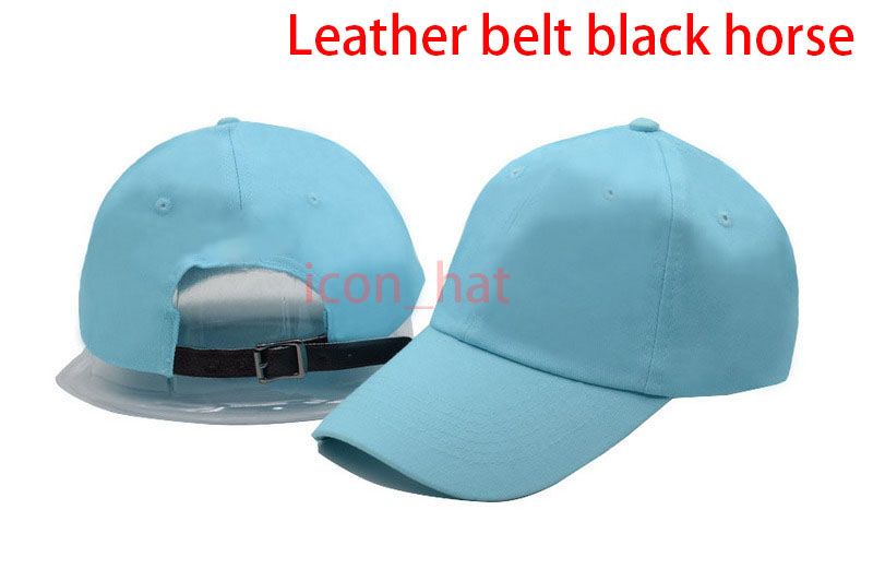 Bleu clair avec ceinture en cuir cheval noir