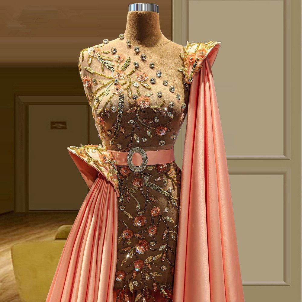 ベルトアラビアのドバイ女性のプロムを着用する豪華な赤面ピンクのイブニングドレスは長いクリスタルのガウンローブデを磨く
