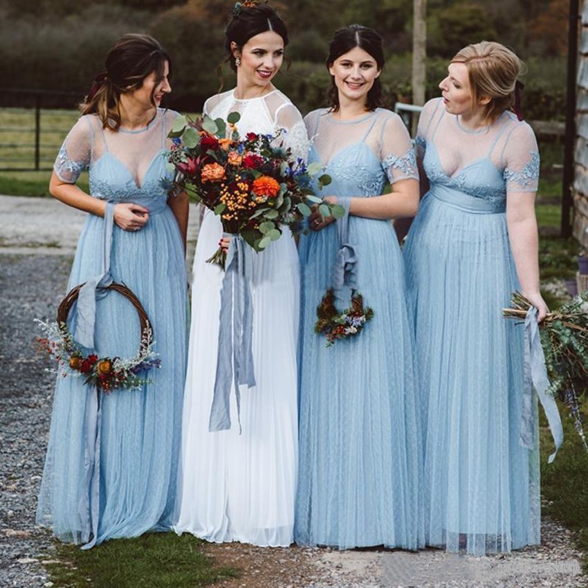 2021 Cielo Ligero Azul Vestidos De De Honor Sheer Cuello De Manga Corta Longitud De Piso Longitud De Encaje Apliques CAUSOS Boda Vestidos Invitados Maxi De 40 € | DHgate