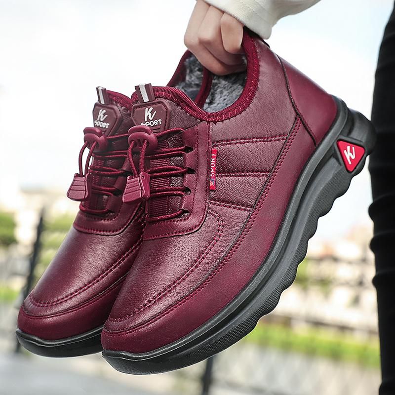 Novas botas femininas de couro marrom impermeável caminhadas inverno outono  em uma caixa, calçados da moda para o inverno. desempacotar botas, fazer  compras online em casa, loja de moda de calçados 