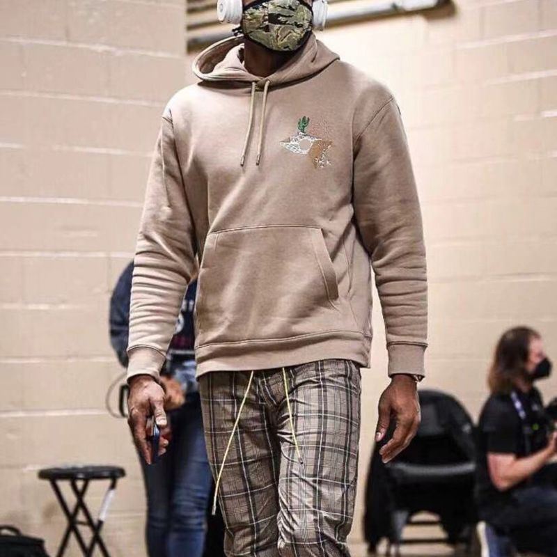 string on moletom com capuz