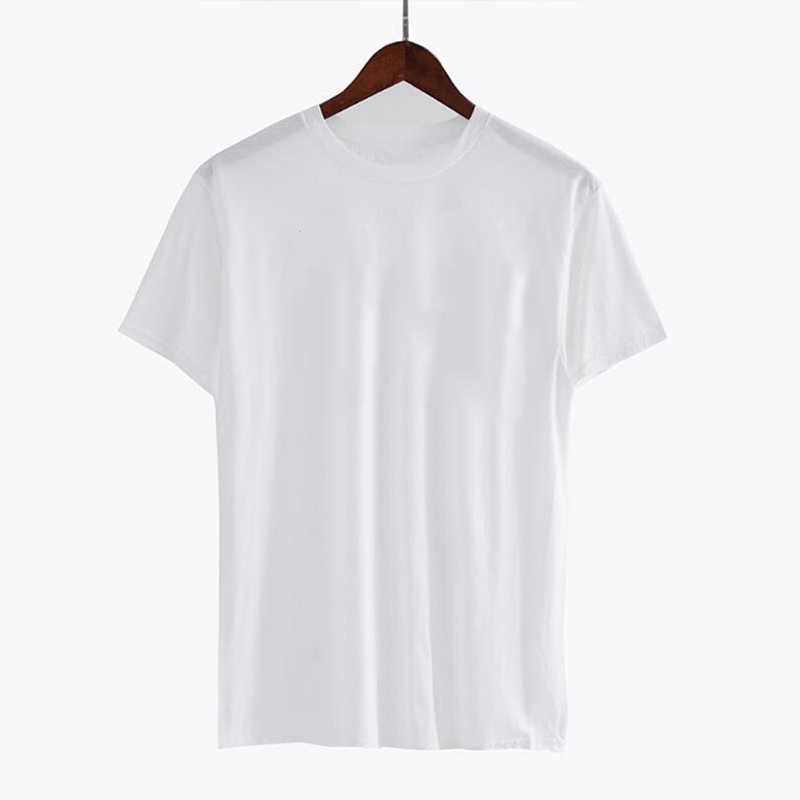 Weißes Basis-T-Shirt.