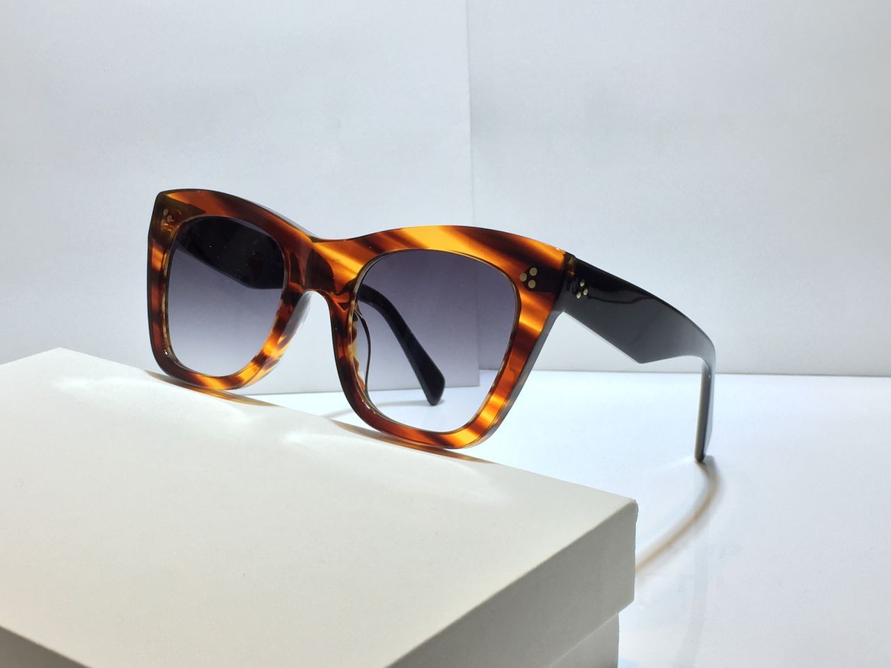 Amber stripe frame gradient grey lens