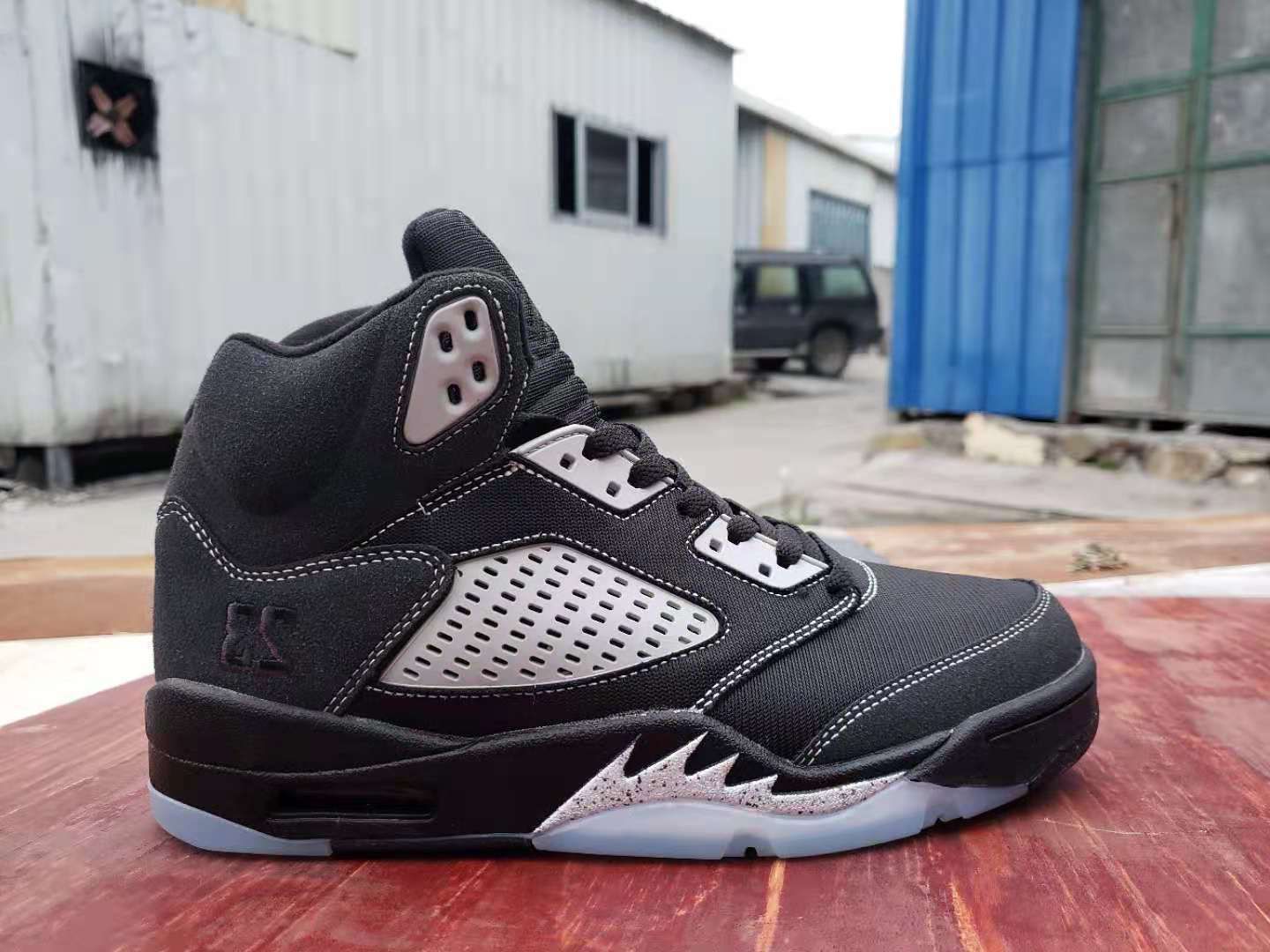 Compre 5 Zapatos Para Hombre Antracita Fire Red 5S Oregon Ducks ¿Qué Es Lo  Alternativo De Las Zapatillas De Las Zapatillas Alternativas A 25,15 € Del  Tenshose | Es.Dhgate.Com