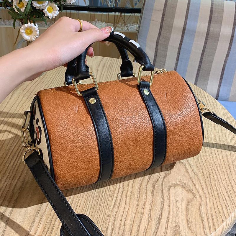Compra 2021 Mujeres De Verano Bolso De Hombro De La Lona 2021S París  Leopardo Patchwork Relieve Almohadas Crossbody Handbag Woman Boston Tote  Bolsos De Viaje Barato | Entrega Rápida Y Calidad | Es.Dhgate