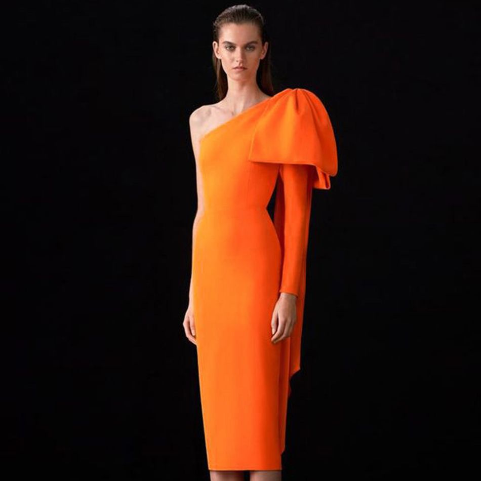 オレンジ色の包帯ドレス