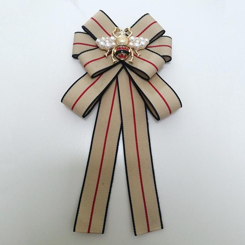 Broche beige