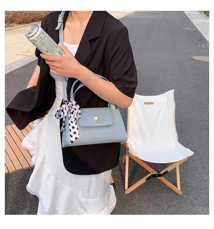 small handbolsa with handle