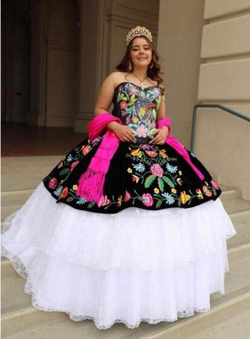 2022 Sexy Black and White Patterned Flower Embroidery Quinceanera Dresses  Mexican XV Ball Gown Lace Layered