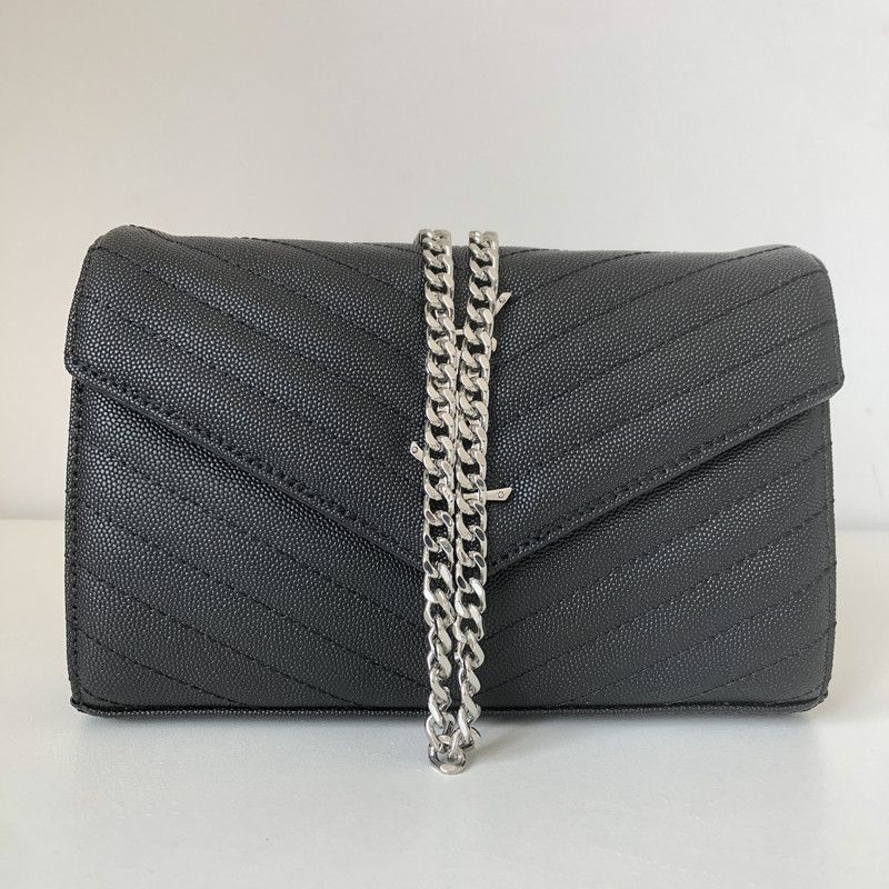 Bolso negro con logo de plata