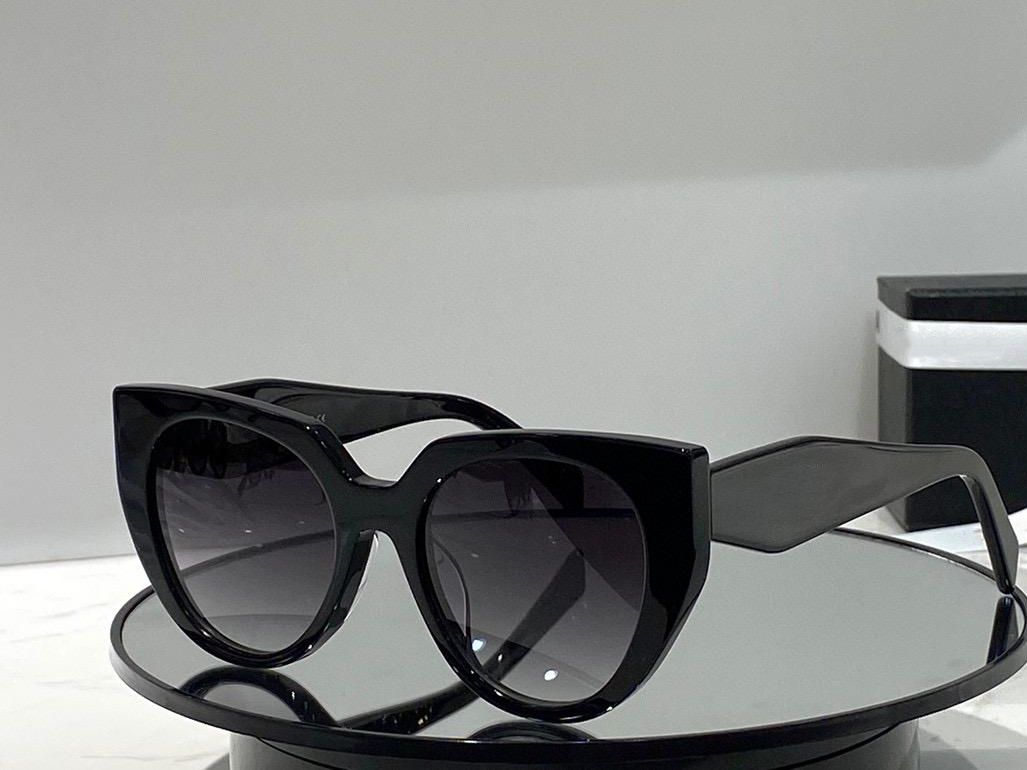 Graue Gläser mit schwarzem Rahmen und Farbverlauf